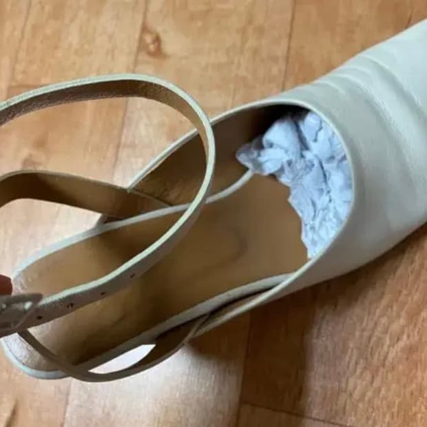 코스 COS 아이보리 색 베이지 스트랩 힐