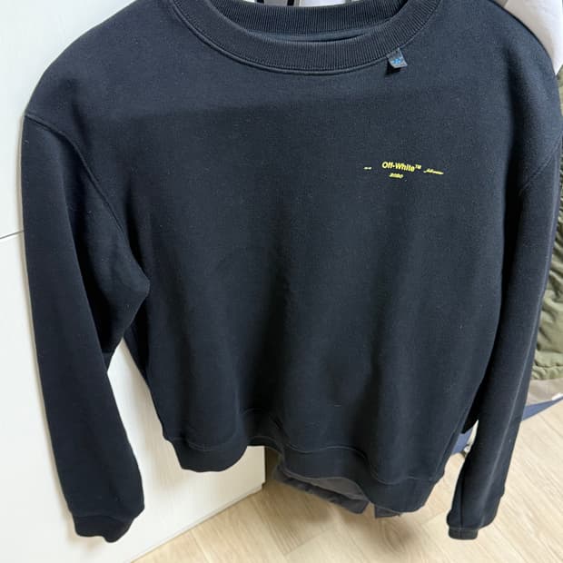 오프화이트 맨투맨