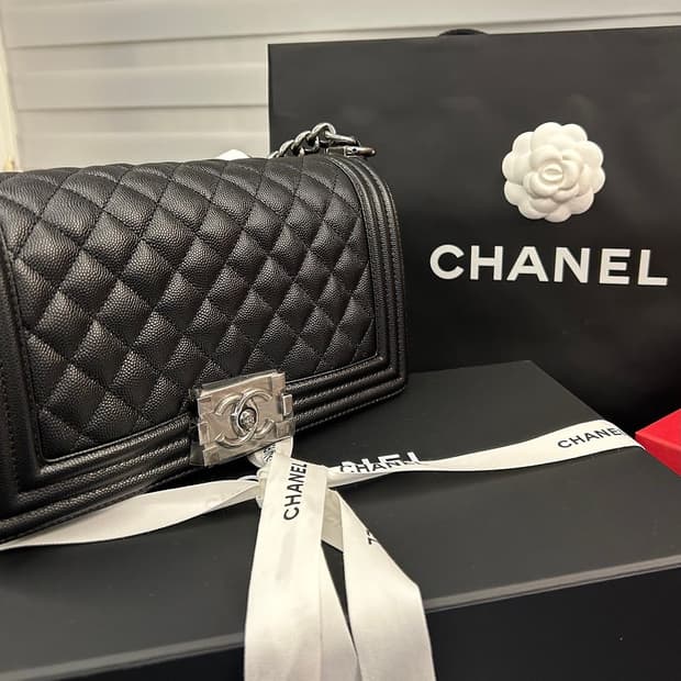 [새 상품급] 샤넬 보이백 캐비어 미디움