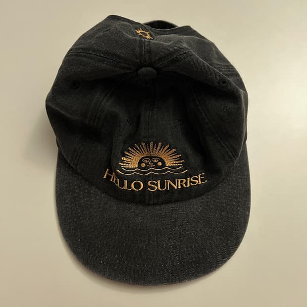 헬로선라이즈 모자 차콜