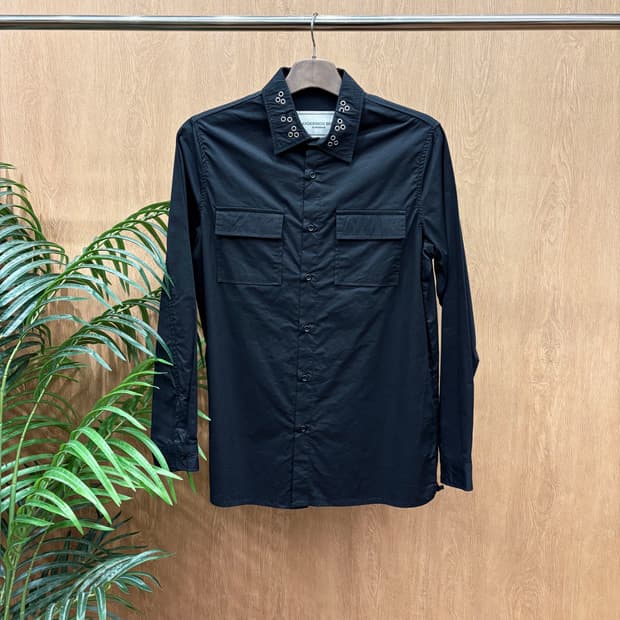 앤더슨벨 레귤러핏 코튼 긴팔 셔츠 카라 아일렛 미니멀 투포켓 디테일 블랙