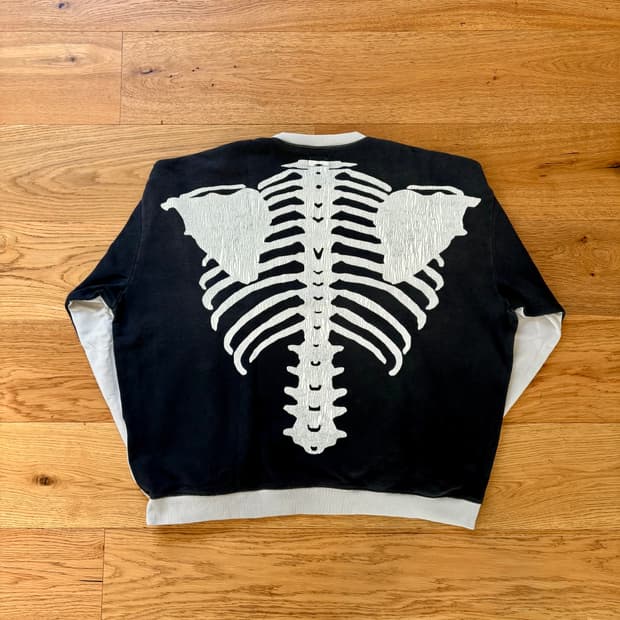 캐피탈 본 스웻셔츠