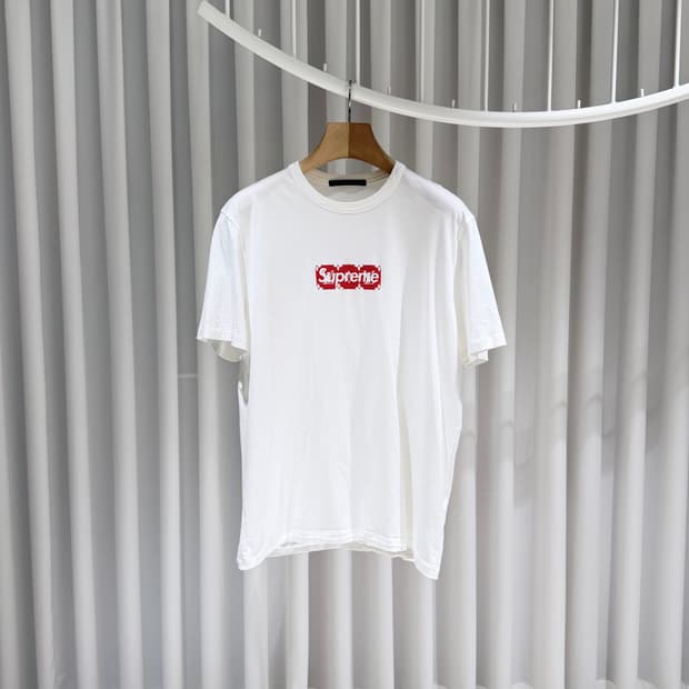 (S/L) / 루이비통 X 슈프림 로고 화이트 반팔 티셔츠