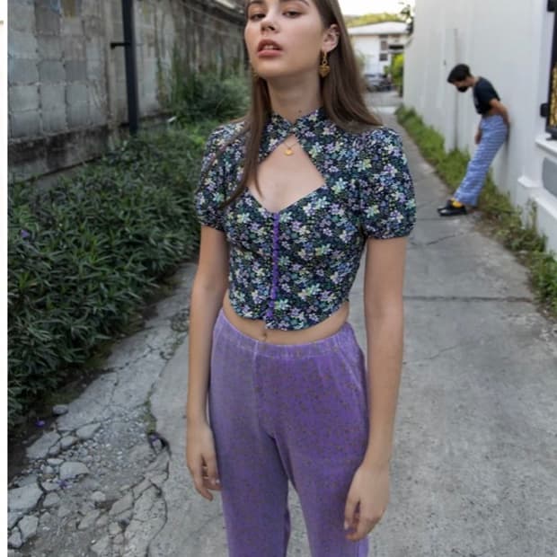 에이프릴풀데이 미니 퍼프 버튼업 블랙 플로럴 컷오프 탑 반팔 셔츠