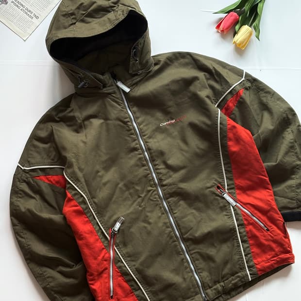 데상트 오버핏 카키 바람막이