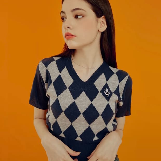 팬시클럽 브이넥 아가일 크롭 니트