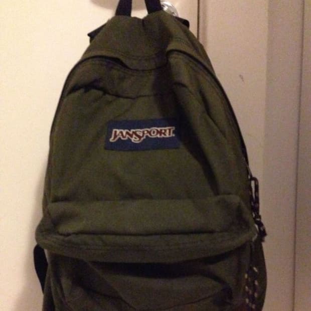 JanSport 클래식 백팩 (카키색)