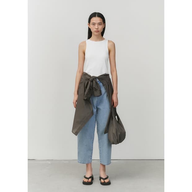 아모멘토 23ss 슬리브리스 나시 아이보리