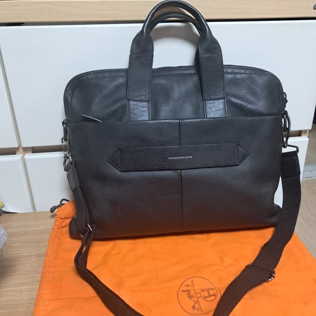 만다리나덕 블랙 가죽 서류 가방 브리프케이스(남녀공용 가능)