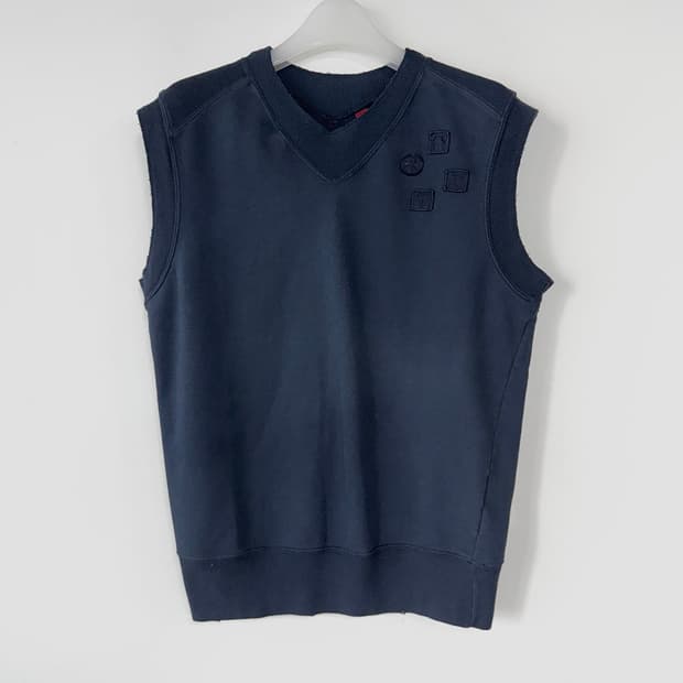 디젤 자수 패치 브이넥 니트 베스트 [새상품]