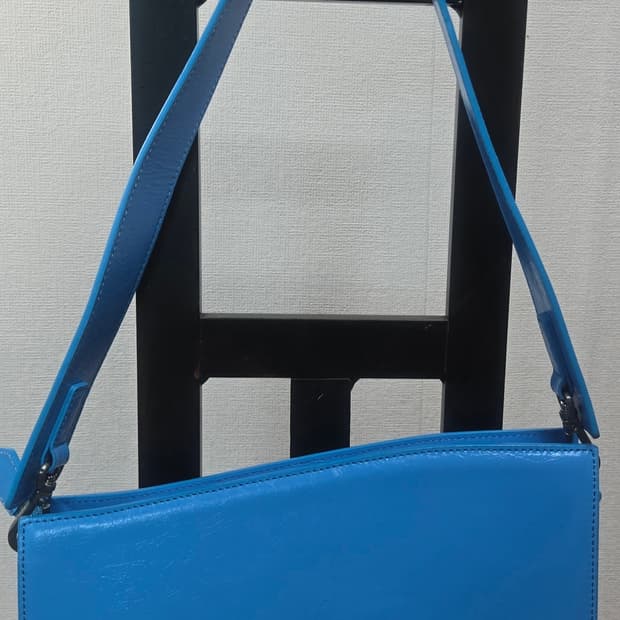 유즈(YUSE)의 비비드 블루 레더 크랙 미니 숄더백