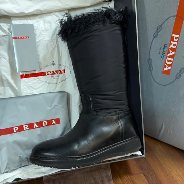프라다 패치 디테일 퍼 부츠