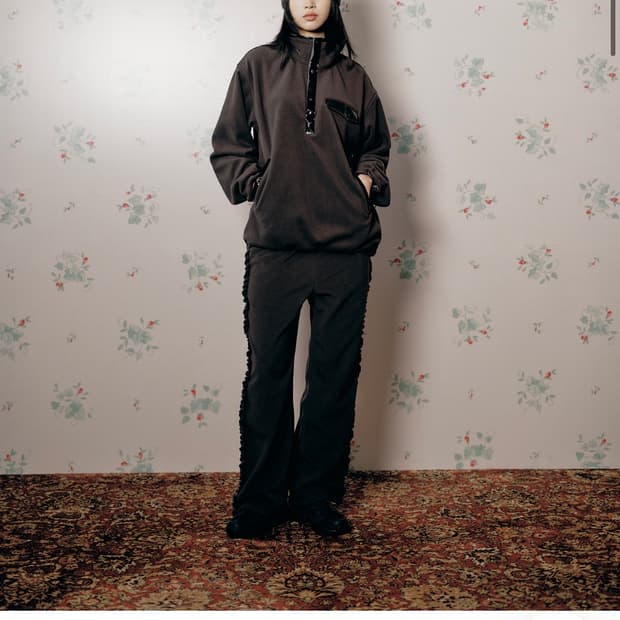 생긴스튜디오 에나멜 플리스 버튼 하프 넥 - 차콜