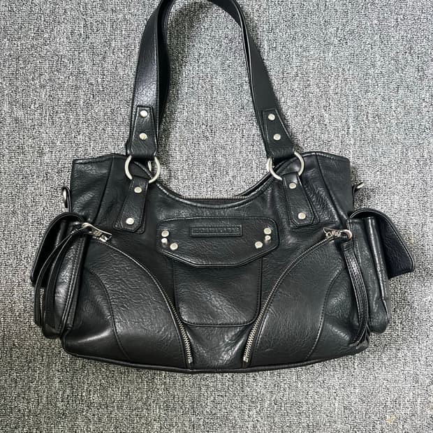 이우가마카라스 스터드 레더 숄더백 블랙