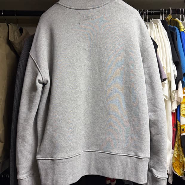 스튜디오 니콜슨 백로고 스웻셔츠