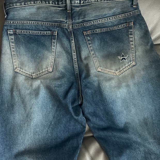 슈프림 디스트레스드 루즈 핏 셀비지 진 워시드 인디고 - 25SS