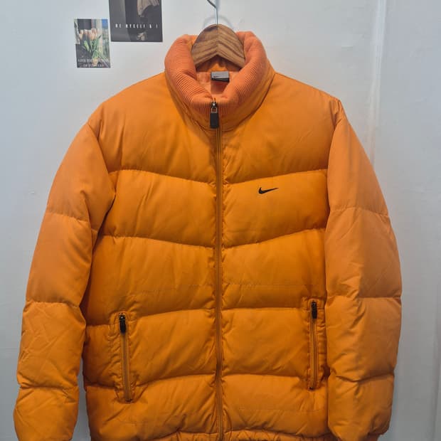 나이키 오렌지색 패딩 점퍼입니다
사이즈는 95(M)