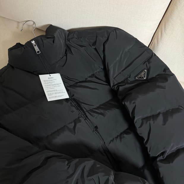 프라다 리나일론 클래식 패딩 블랙