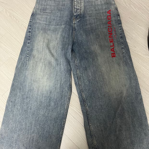 발렌시아가 배기 팬츠 스테인드