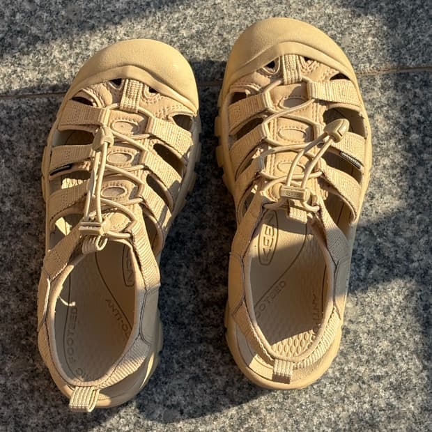 Keen 킨 뉴포트 H2 샌들 Safari 240사이즈