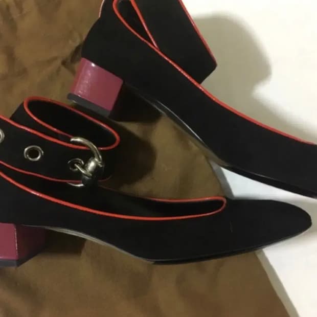 구찌 gucci 블랙 스웨이드 레드 콘트라스트 블록 힐 버클 스트랩 슈즈