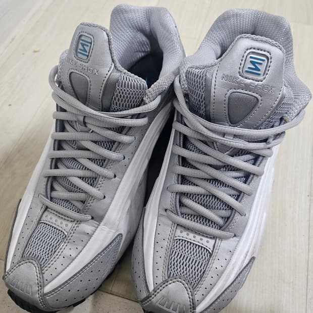 나이키 샥스 R4 270사이즈
