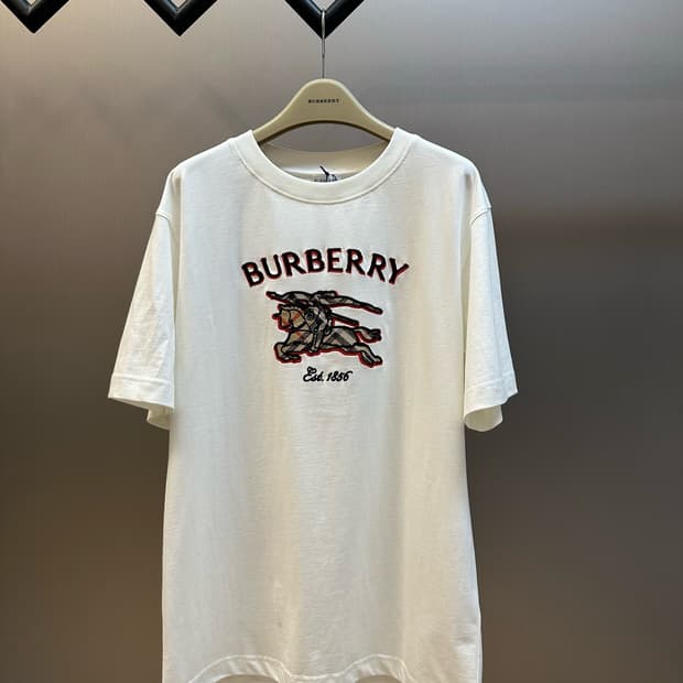 버버리 체크 패치 나이트 로고 자수 반팔 티셔츠