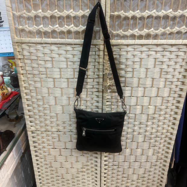 정품 프라다 나일론 크로스백 팝니다