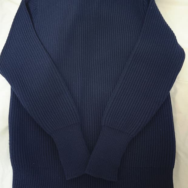 안데르센 안데르센 크루넥 니트 팝니다. (네이비블루)
