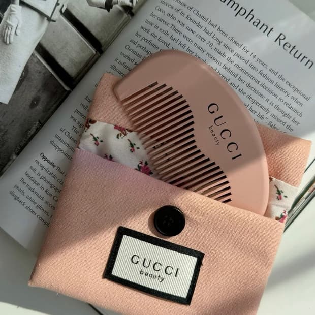 구찌 뷰티 휴대용 나무빗 & 파우치 세트