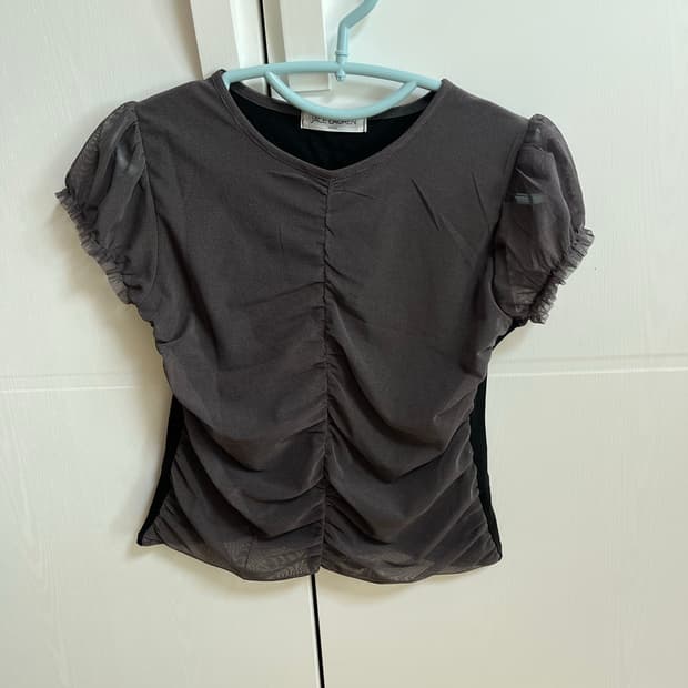 매쉬 레이어드 퍼프소매 탑 