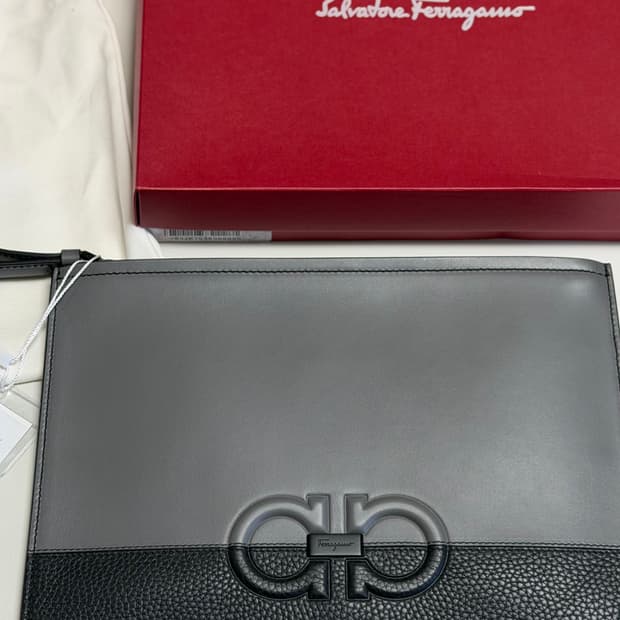 풀구성 새상품) 페라가모 간치니 투톤 클러치백 정가 968,000원 