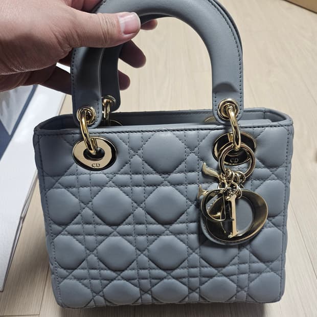 디올 레이디백 미니 블루 그레이 램스킨퀼팅백