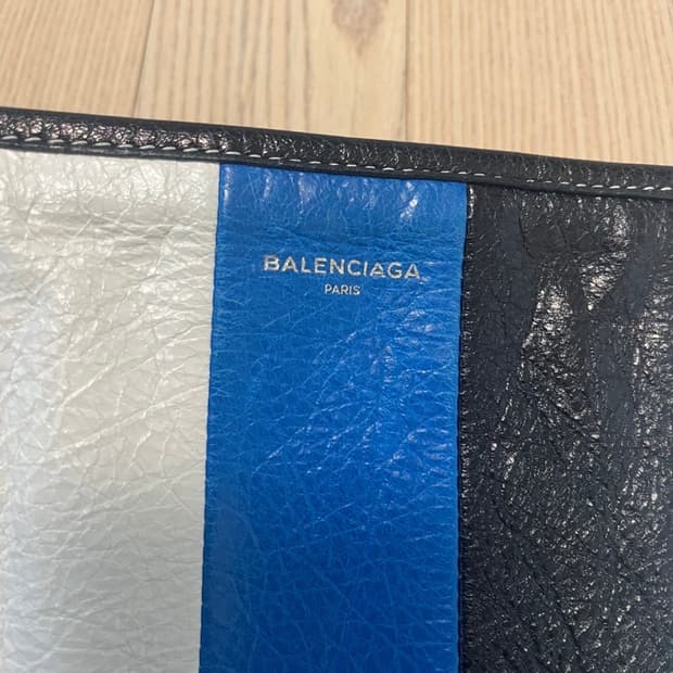 발렌시아가 바자 클러치