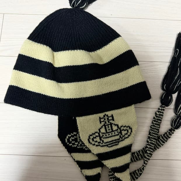 비비안웨스트우드 이어플랩 비니 