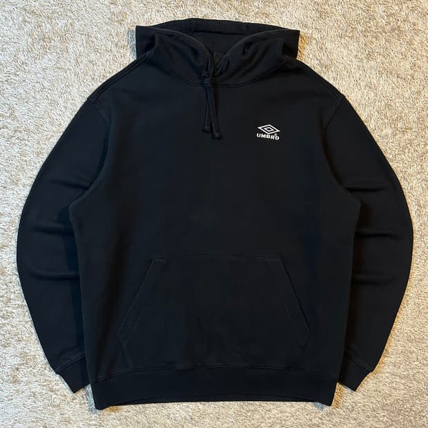 엄브로 UMBRO 에센셜 스몰로고 후드티 블랙