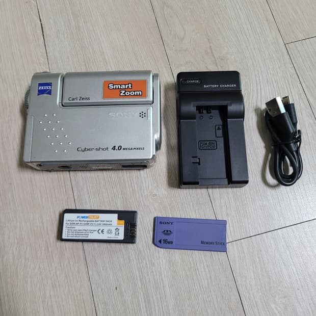 소니 사이버샷 DSC-F77A 디카