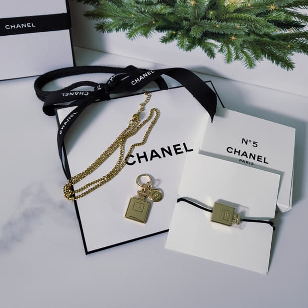 샤넬 뷰티홀리데이 마드모아젤 참장식+매듭팔찌+쇼핑백/샤넬목걸이 팔찌 키링