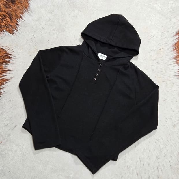 블랙 버튼 절개 라인 슬림핏 걸스 후드티