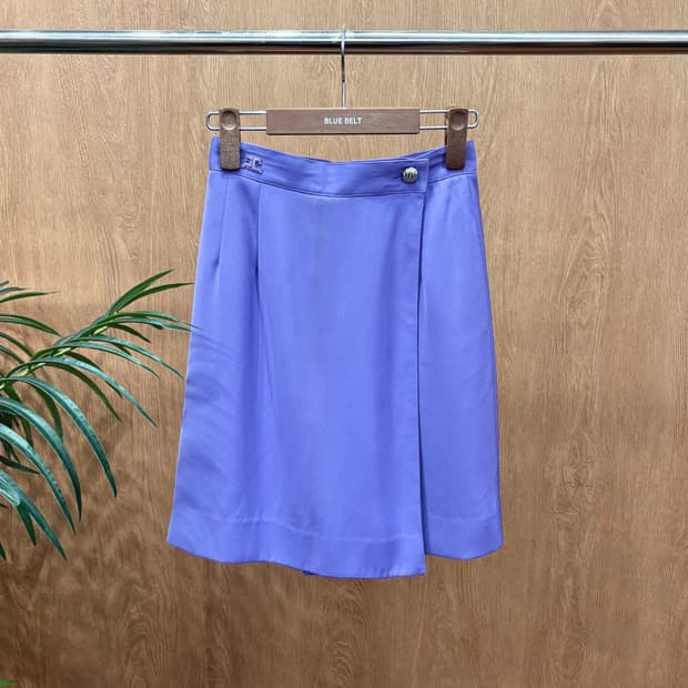 꾸레쥬 플리츠 미디 스커트 버튼 랩 로고 자수 디테일 A라인 라이트 퍼플