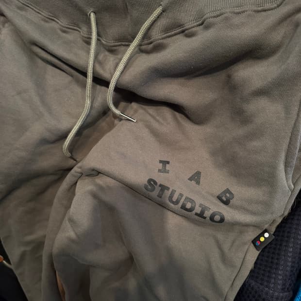 아이앱 스튜디오 카키색 조거 팬츠