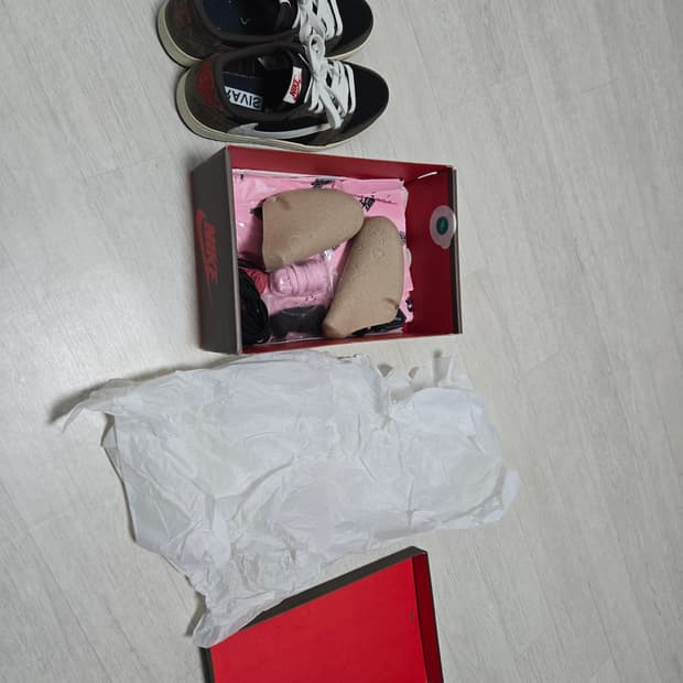 나이키 트레비스스캇 조던1로우 모카 OG 팝니다 255사이즈