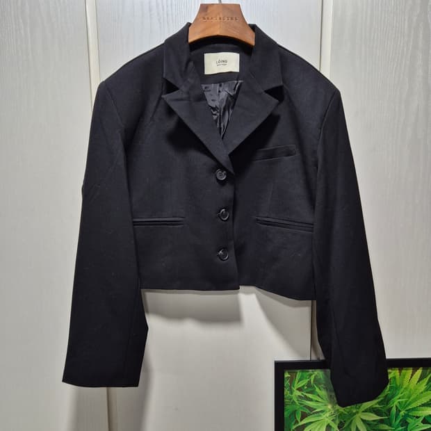 (세일)(새상품)LOiNG 블랙 크롭 자켓