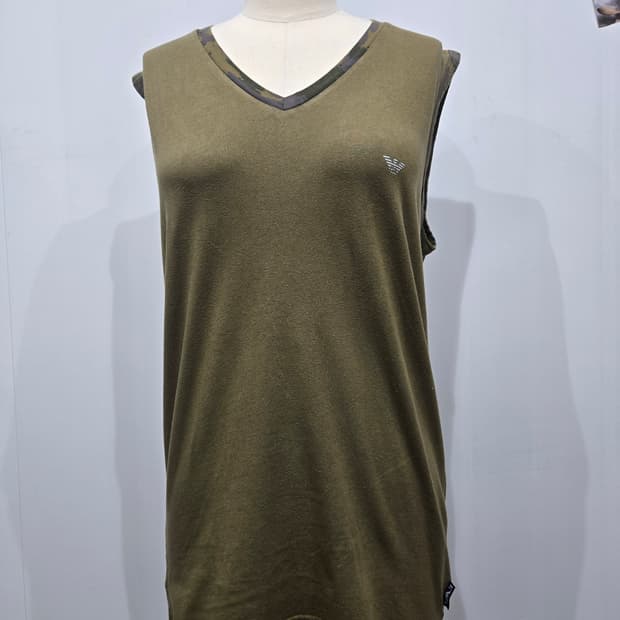 엠포리오 아르마니 카키색 V넥 민소매 티셔츠