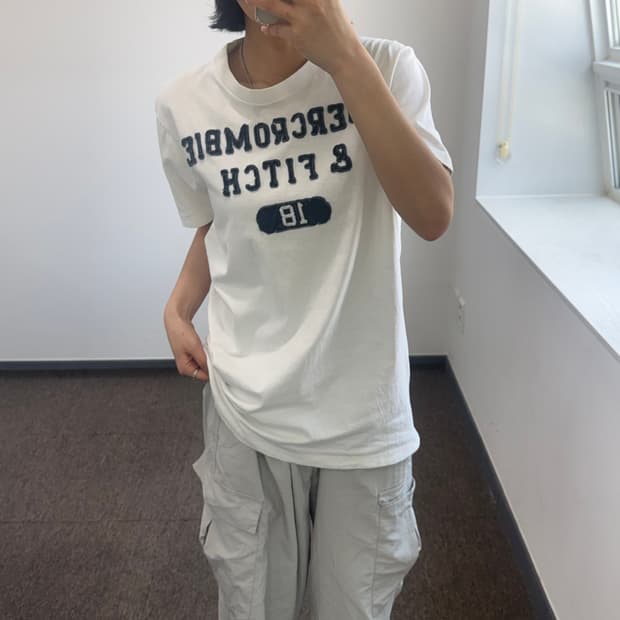 Abercrombie 아베크롬비 스펠아웃로고 아이보리 반팔 