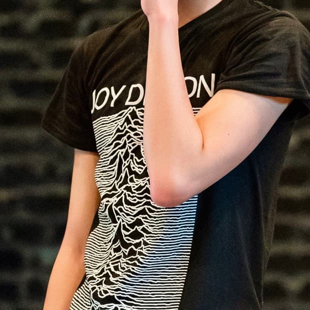 joy division 밴드 정품 티 구합니다!!!