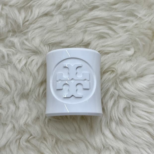 토리버치 화이트 루사이트 로고 와이드 커프 브레이슬릿