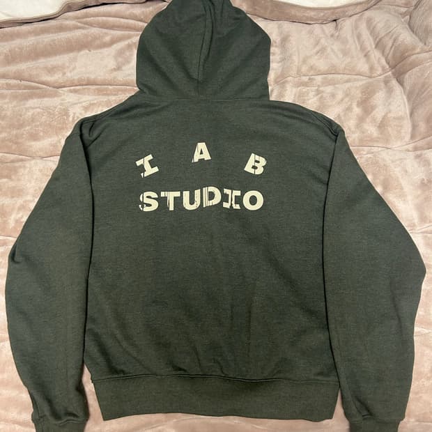 아이앱 스튜디오 x D.P 후드 집업 다크 그린