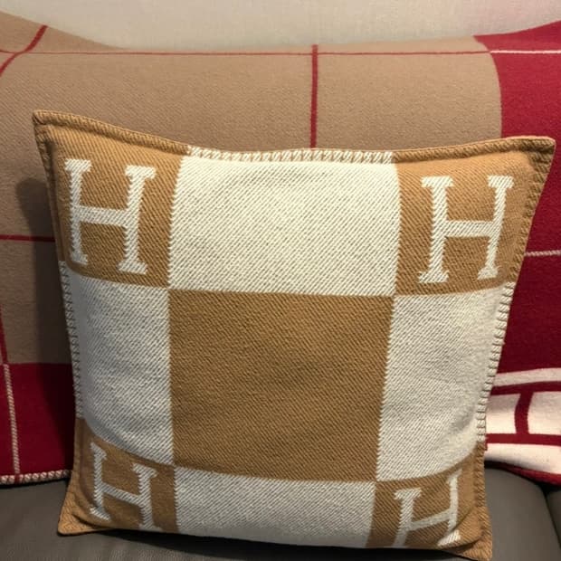 에르메스 아발론 스몰 쿠션 울 캐시미어 에크류 까멜