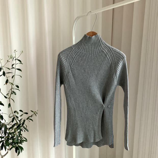 반폴라 옆트임 버튼조절 골지 슬림 니트